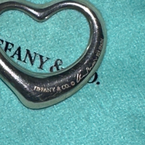 Tiffany & Co. Elsa Peretti silver open heart pendant. Medium size . - Picture 4 of 5